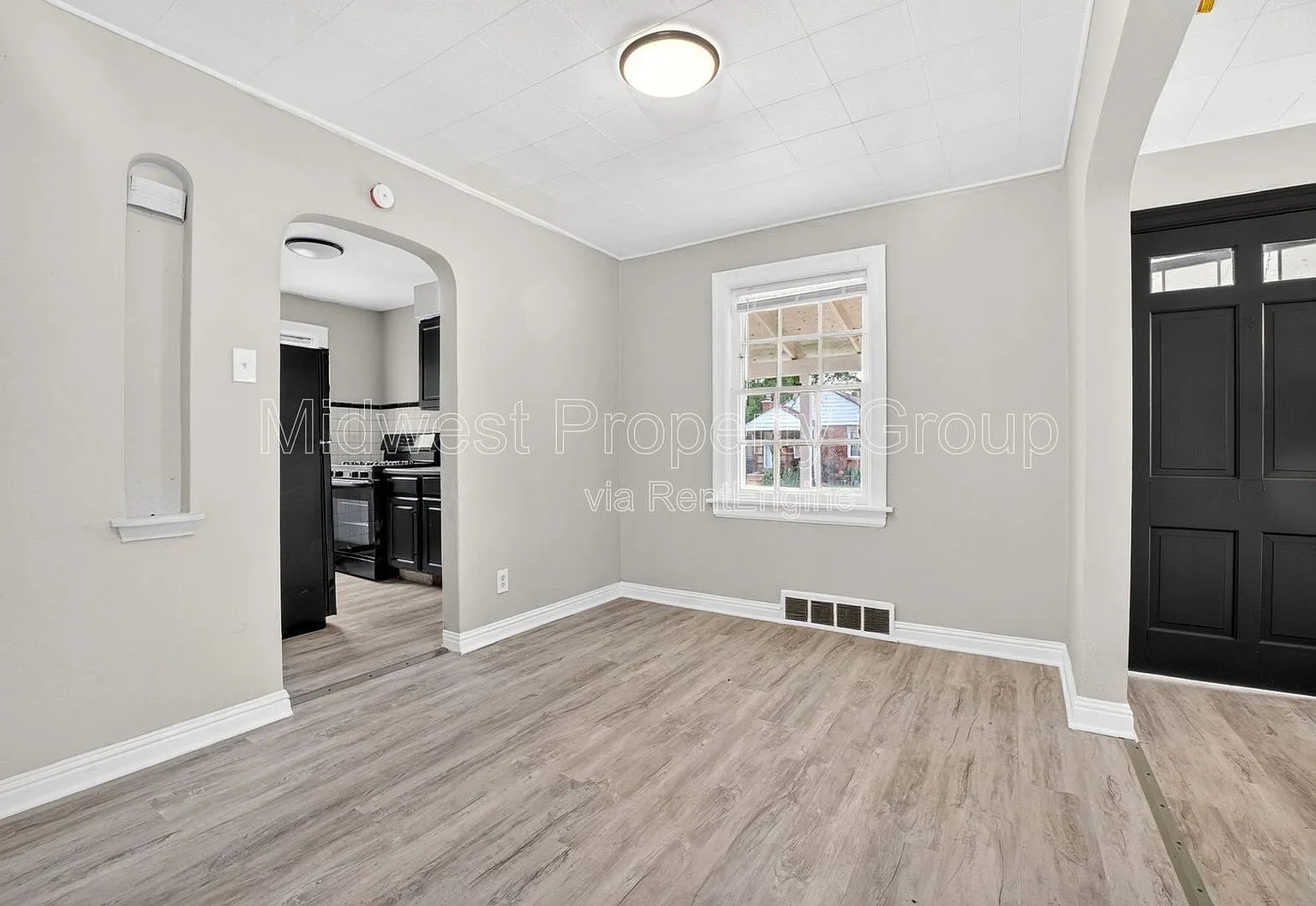 2 bed, 1.0 bath, 816 sqft, $1,050 — Photo 3