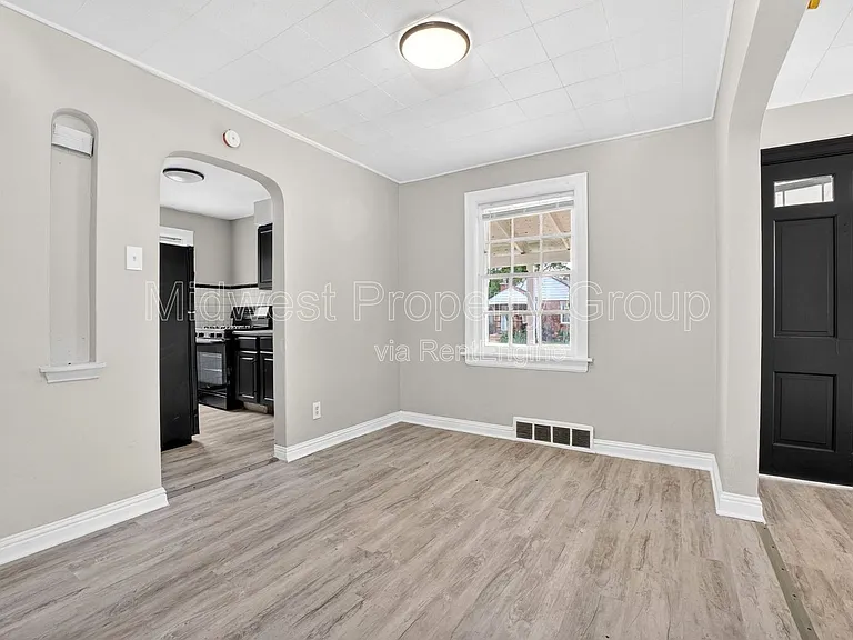 222 Henquin Dr — Photo 3