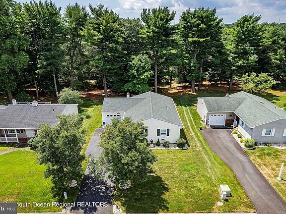 3rd image of 1089 Edgebrook Dr S