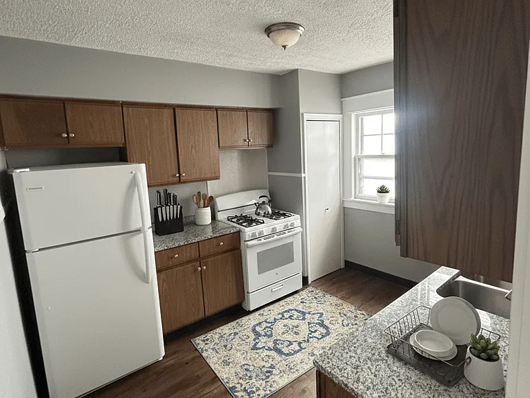 Hertel Avenue Apartments (old) — Photo 10