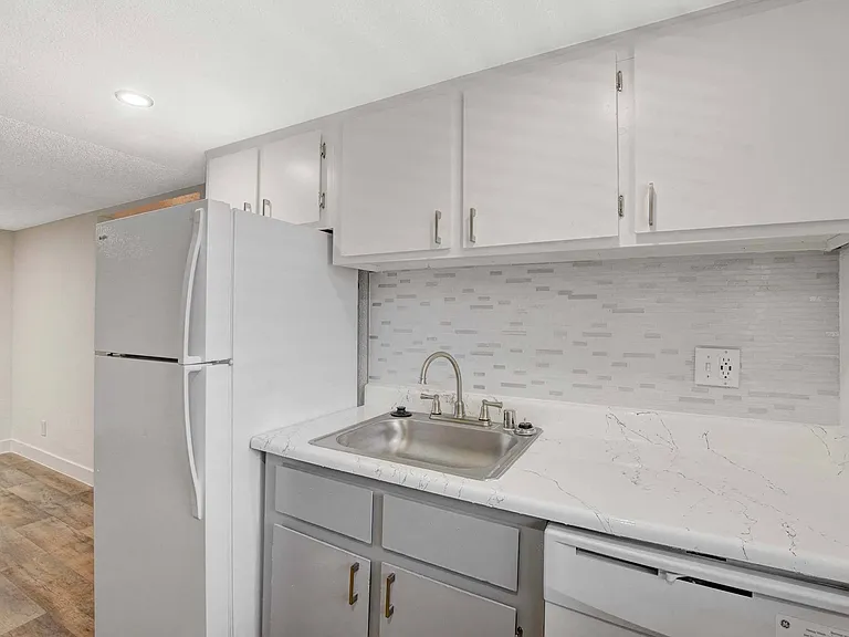 Sundance Village Apts — Photo 56