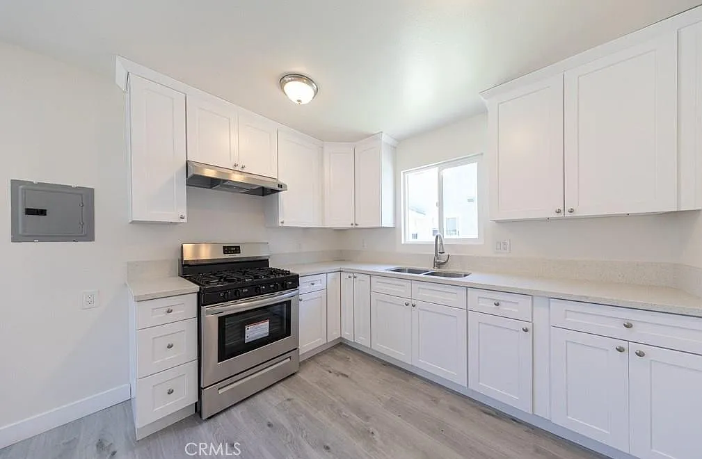 2 bed, 950 sqft, $3,000 — Photo 2