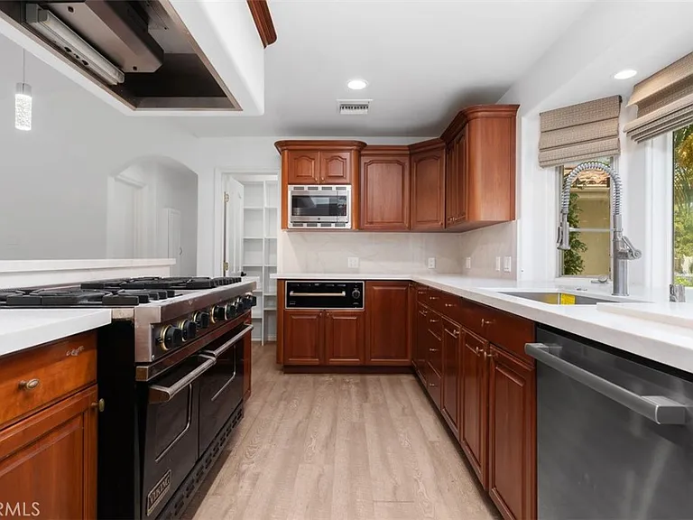 600 Cliff Dr — Photo 17