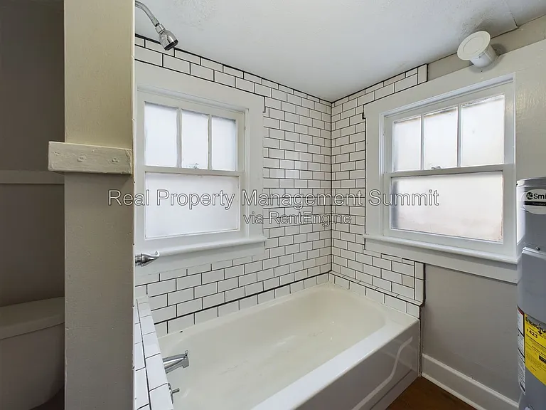 2408 Poplar St — Photo 12