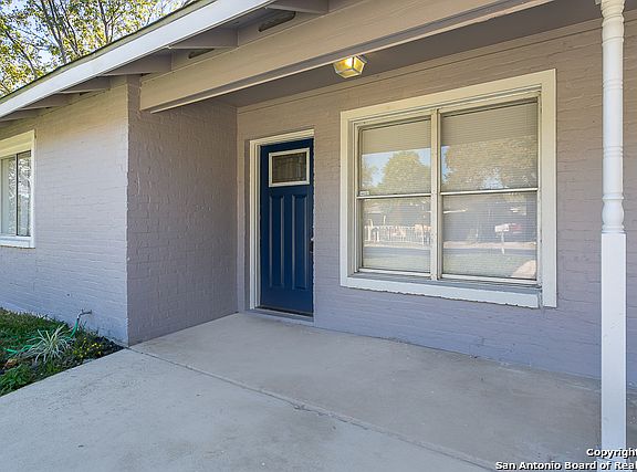 5th image of 906 Overhill Dr
