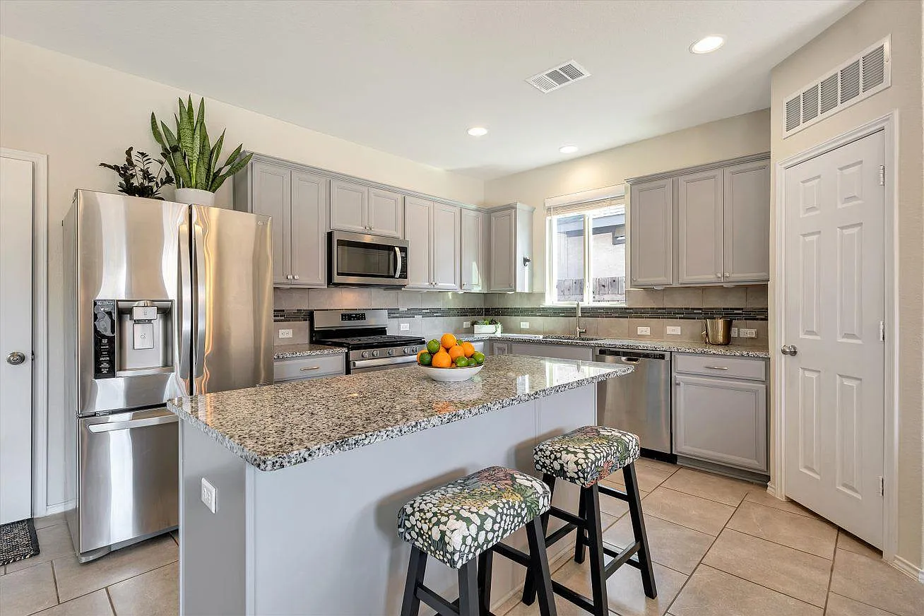 3 bed, 2.5 bath, 2130 sqft, $2,295 — Photo 3