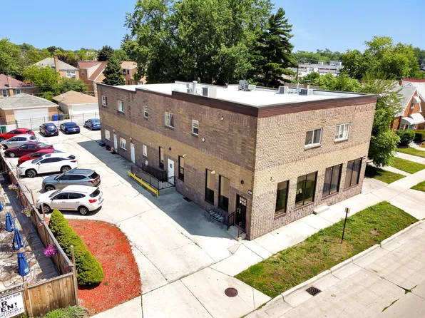 7228 39th St APT 2W, Lyons, IL 60534