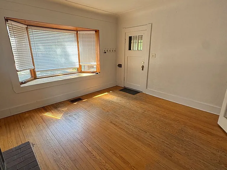 678 S Corona St — Photo 4