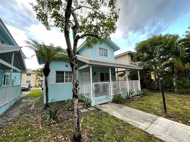 325 NW 19th Ln — Photo 1