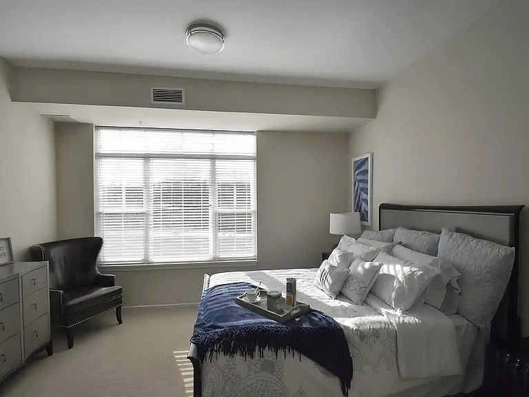 Oaks of Shorewood Apartments — Photo 9