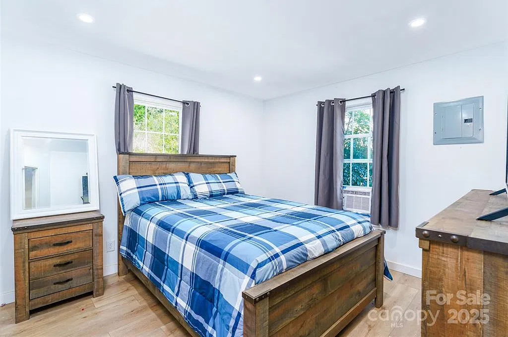 2 bed, 938 sqft, $1,350 — Photo 1