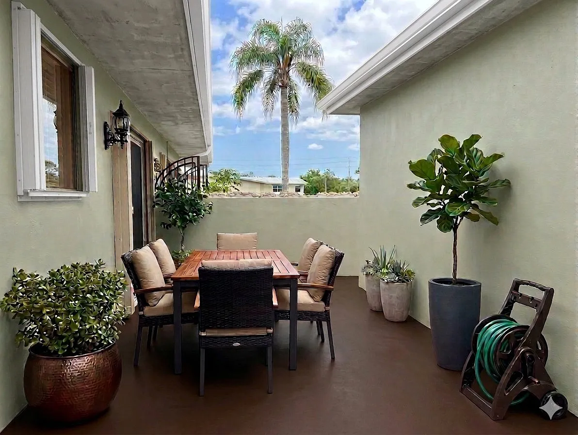 934 Daytona Dr NE — Photo 2