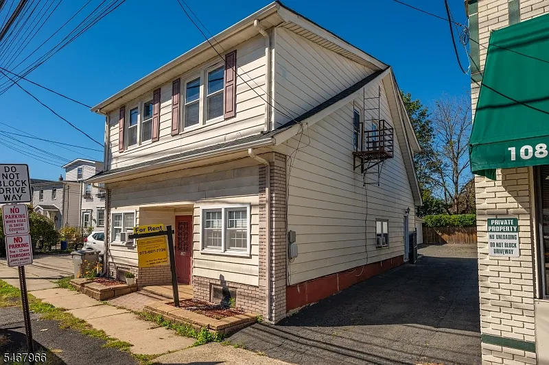 3 bed, 1.0 bath, 1200 sqft, $2,650 — Photo 2