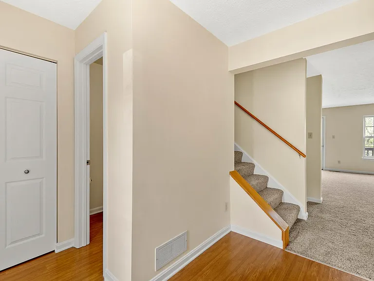 1036 Royal Dr — Photo 3
