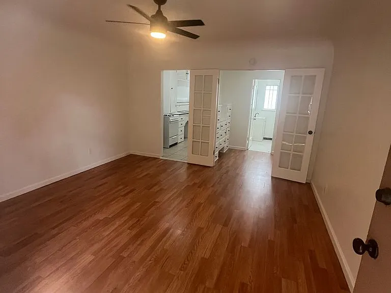925 N Azusa Ave — Photo 2