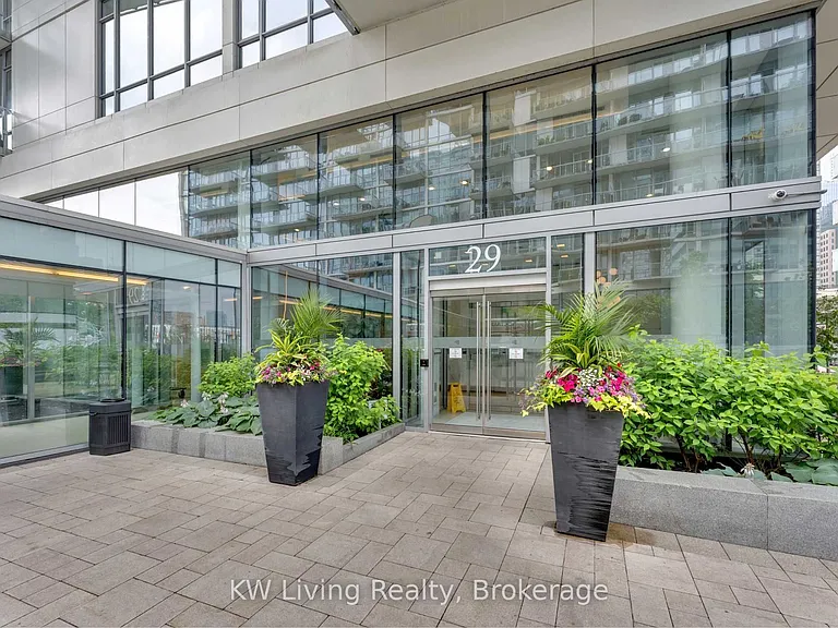 29 Queens Quay E #828 — Photo 2