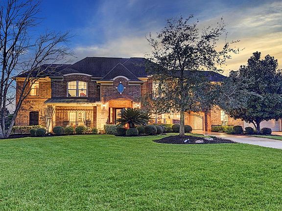 Looking for a new place to call home where you are not on top of your neighbors? So much space and privacy awaits you here. Easy commute to Galleria, Westside and Medical Center.