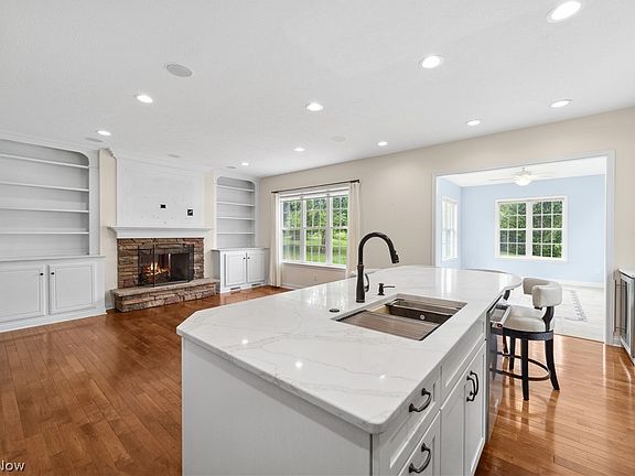 3rd image of 37227 Wexford Dr
