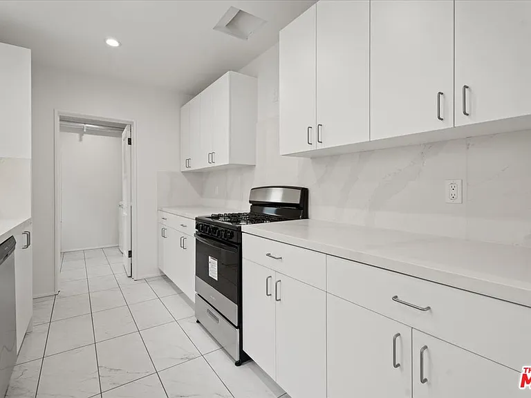 207 S Reeves Dr — Photo 4