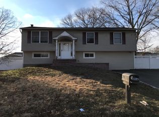 20 Starfire Dr, Centereach, NY 11720
