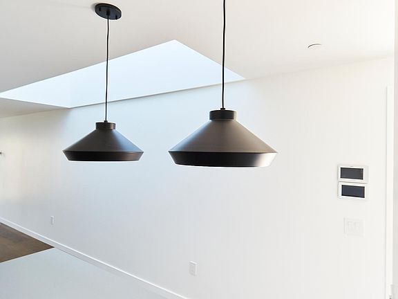 4th image of 321 Rose Ave #4A