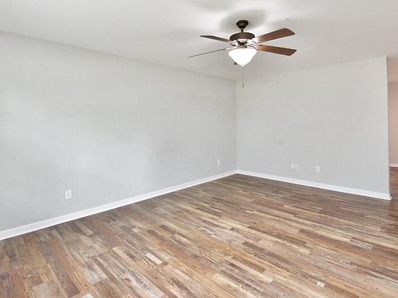4th image of 2428 Executive Park NW