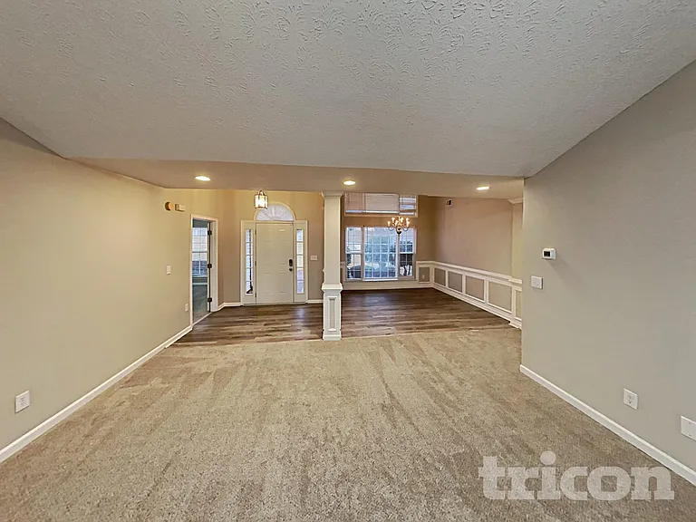 94 Oakview Dr — Photo 2