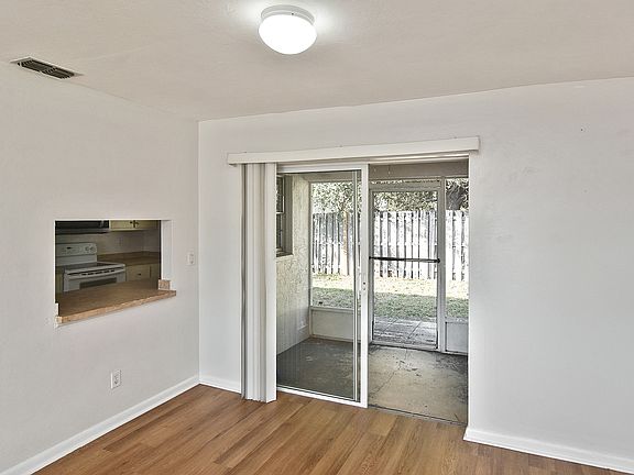 3rd image of 224 SE 16th Pl APT 3