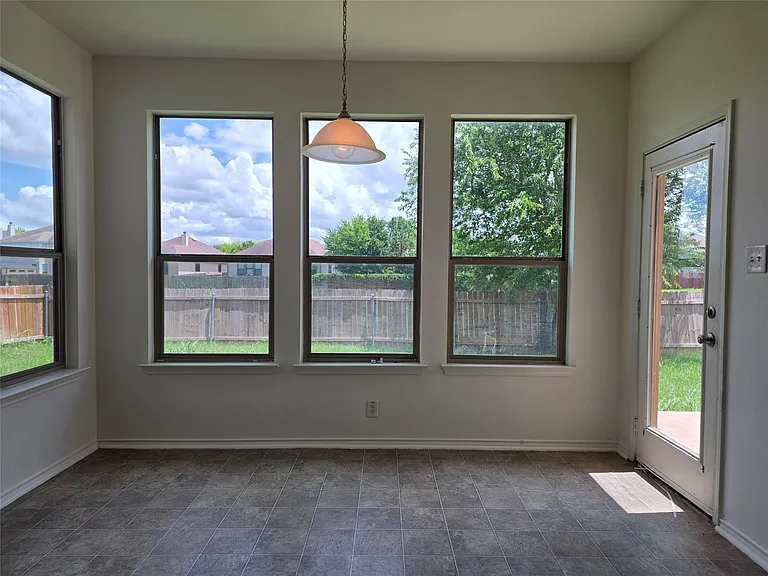 160 Mistletoe Ln — Photo 9