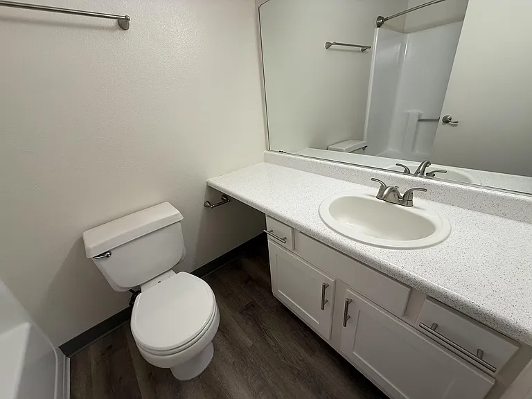 London Pointe Apartments — Photo 16