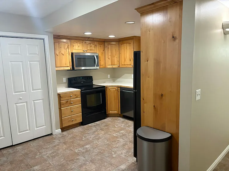 586 Legacy Ln — Photo 3