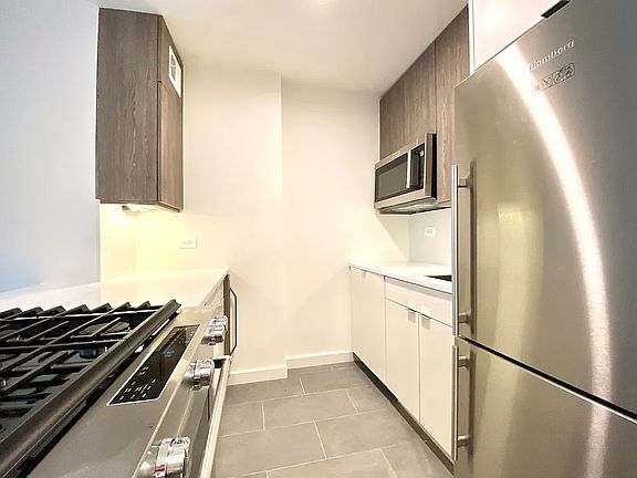 4th image of 520 W 43rd St APT 3B