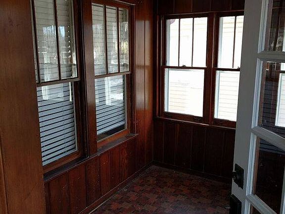 4th image of 624 Nevada Ave E