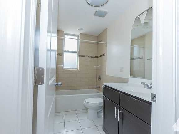 3rd image of 853 W Cornelia Ave #3RDFLAT-3N
