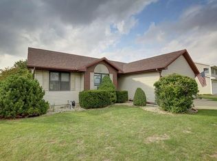 415 Laurel Dr, Saint Joseph, IL 61873