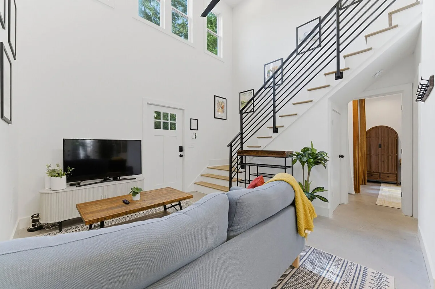 2 bed, 1.0 bath, $4,985 — Photo 3