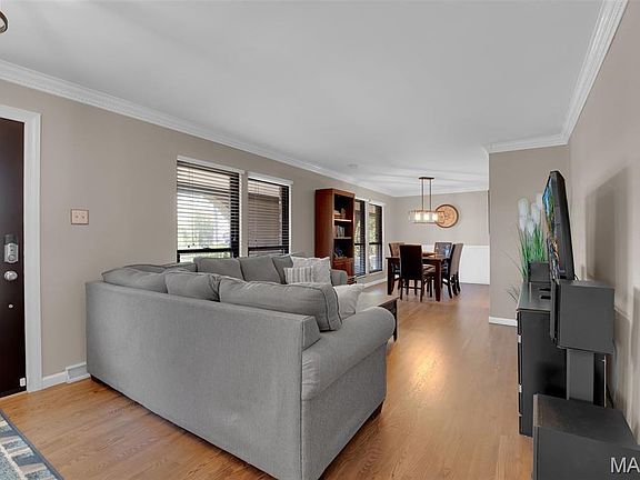 3rd image of 9 Treecrest Ct