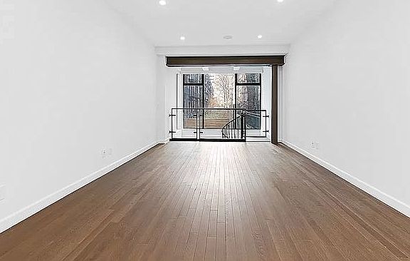 3rd image of 44 E End Avenue Townhouse #4