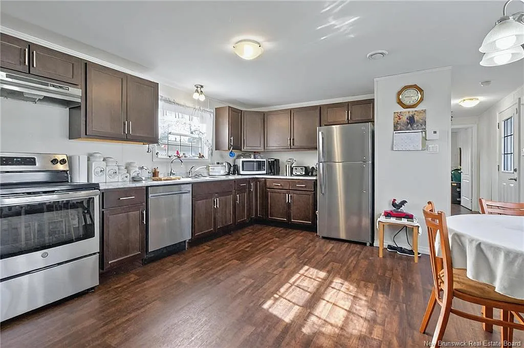 3 bed, 1.0 bath, 1178 sqft, $199,900 — Photo 2