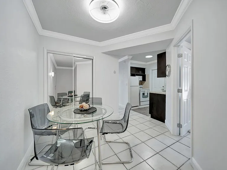 2724 NE 14th St #5 — Photo 2