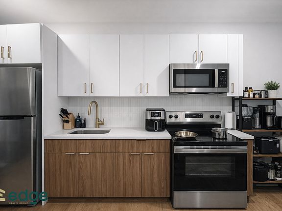 3rd image of 127 Montrose Ave APT 1L