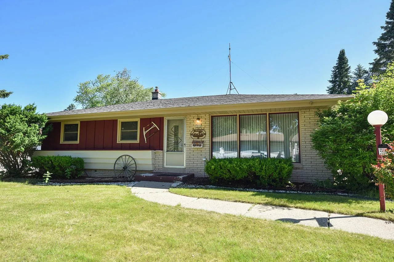 9806 West Langlade STREET photo 1
