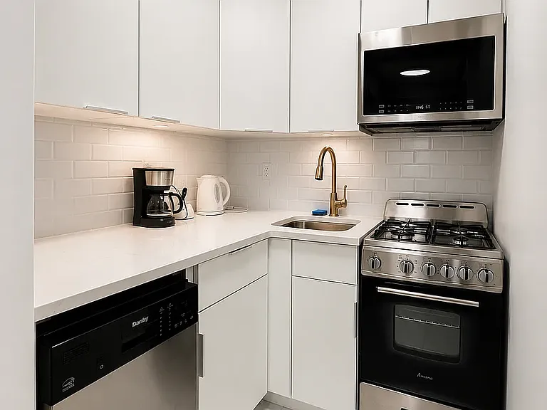 311 E 51st St #4F — Photo 7