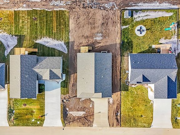 3rd image of 827 Indigo Dr