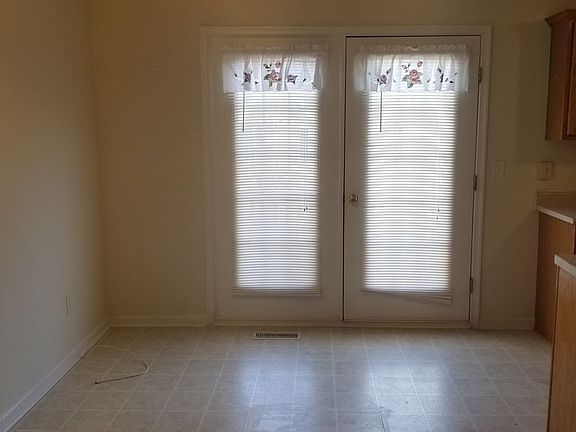 3rd image of 718 Wyndhurst Dr