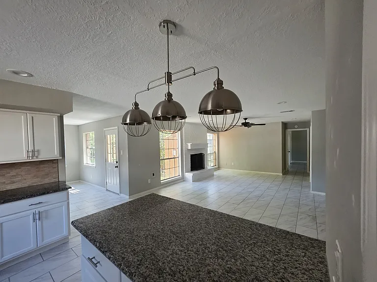 1127 Klamath Ln — Photo 9