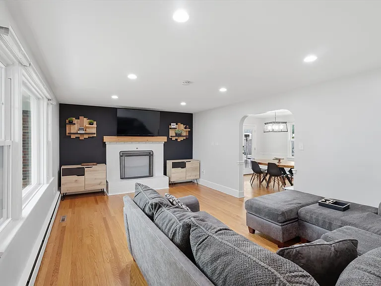 9 Linden Blvd — Photo 5