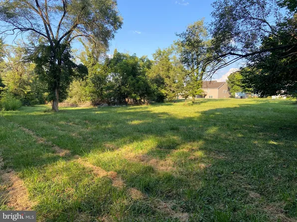 E Hughes St, Woodstock, VA 22664