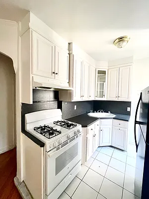 Rented by Safdie Realty Group | media 8