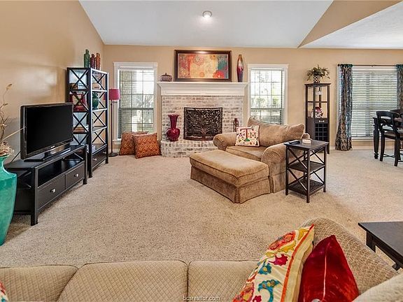 4th image of 715 Summerglen Dr